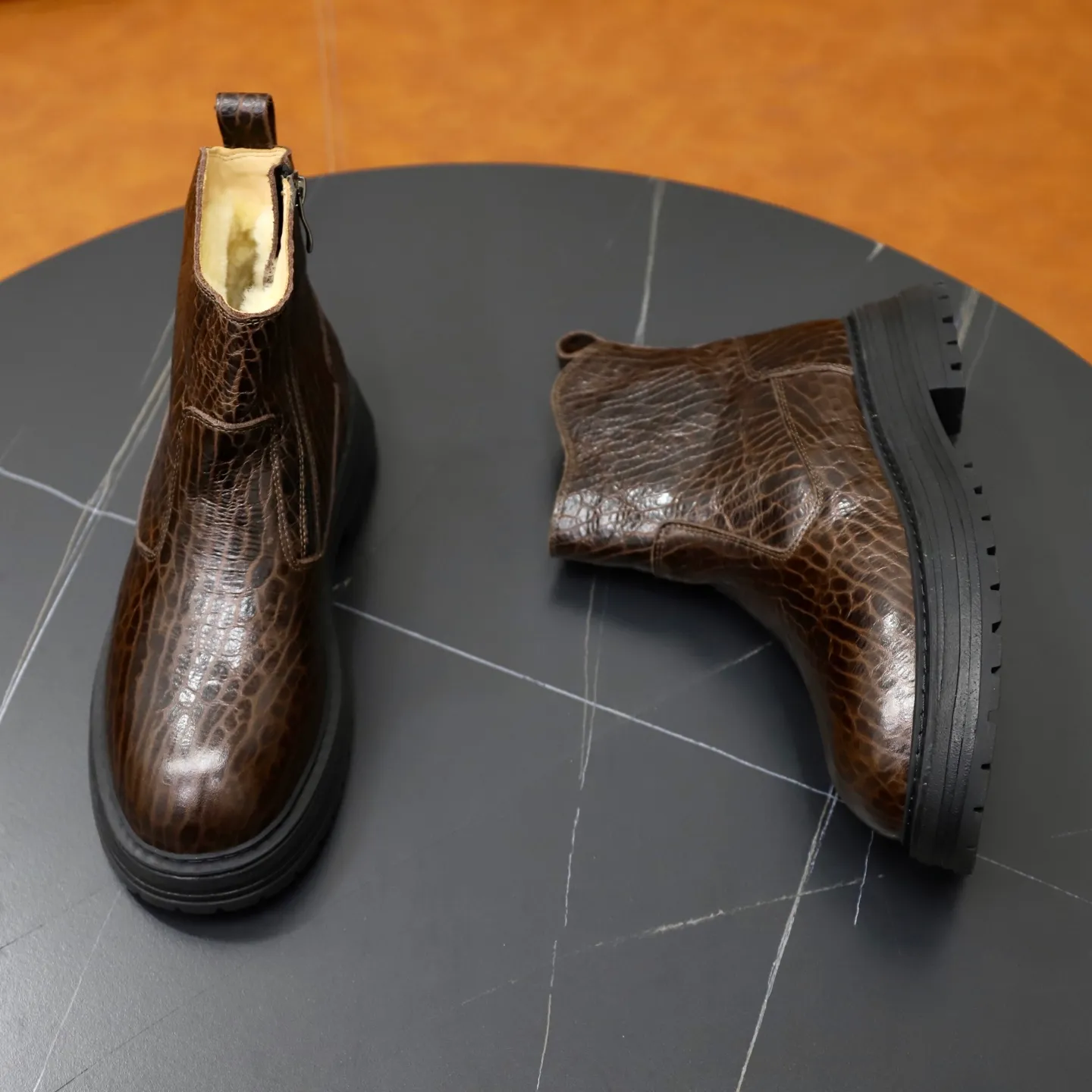 Ex-factory price: 680💰Thick wool imported from Australia Brand: UGG genuine purchasing agent Size: 38-44 (customized in 45) Grade: Official website 1:1 Material: First-layer genuine leather waterproof and antifreeze upper Real wool lining Original non-slip Soft wear-resistant outsole Style category: Men's casual shoes Trendy style Comfortable on the feet Color: Official website color synchronization